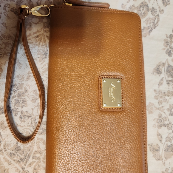 Kenneth Cole NY Wrustlet / Wallet Like New - Picture 4 of 6